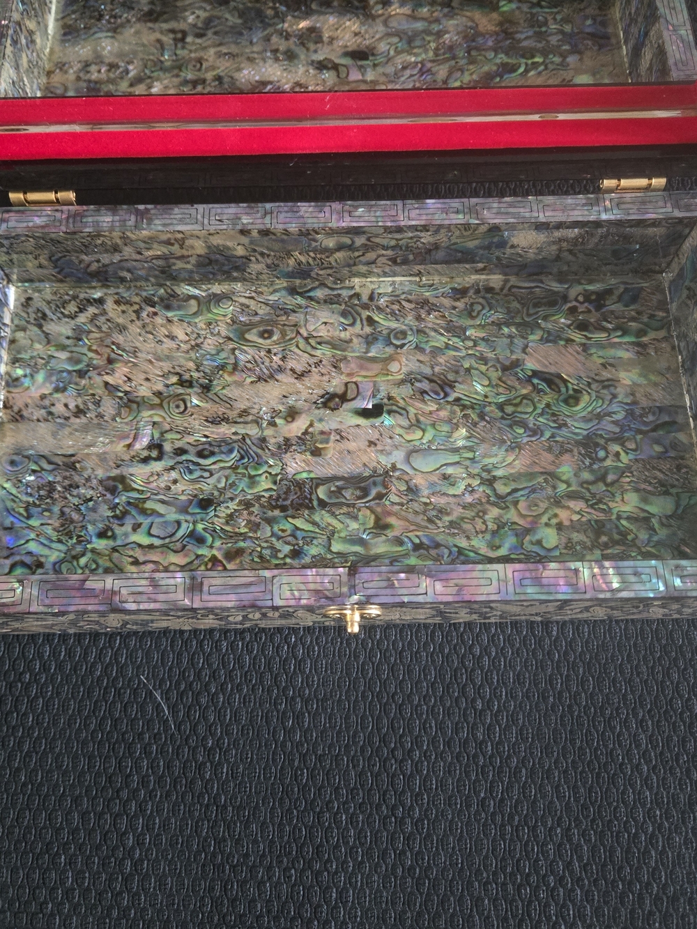 Mother of Pearl Floral Inlay Jewelry Box - Iridescent Purple Accents - Picture 3 of 12